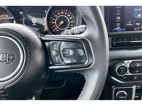 Used 2025 Jeep Wrangler Unlimited Rubicon AWD/4WD image 12