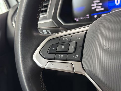 Used 2024 Volkswagen Tiguan SE image 30