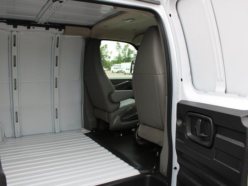 Used 2025 Chevrolet Express 3500 Extended w/ Driver Convenience Package RWD image 9