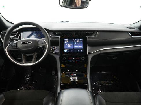 Used 2023 Jeep Grand Cherokee Altitude image 16