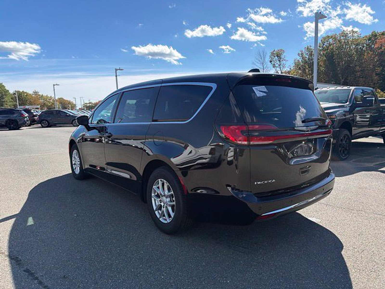 Used 2026 Chrysler Pacifica Select FWD image 5