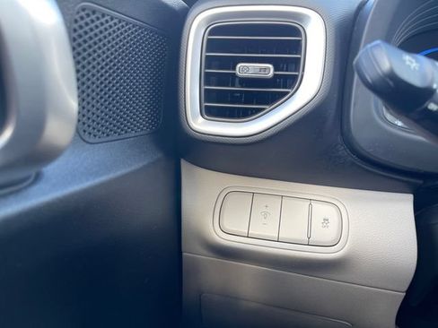 Used 2025 Hyundai Venue SEL FWD image 23