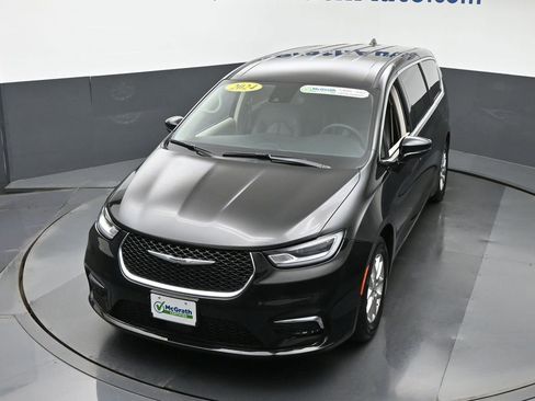 Used 2024 Chrysler Pacifica Touring-L image 26