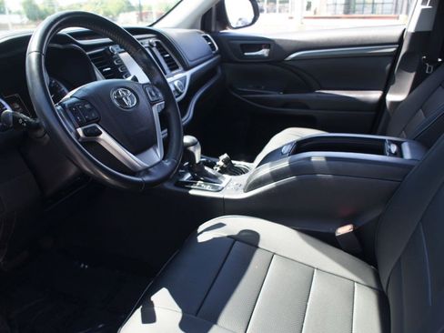 Used 2018 Toyota Highlander SE FWD image 15