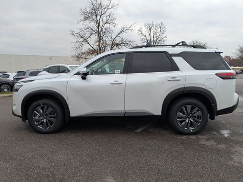 New 2025 Nissan Pathfinder SV image 9