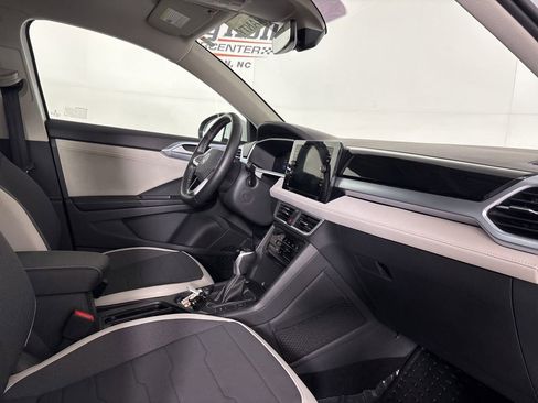Used 2025 Volkswagen Taos SE w/ Panoramic Sunroof Package AWD/4WD image 30