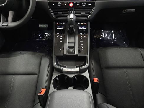 Used 2024 Porsche Macan image 20