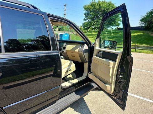 Used 2017 Ford Expedition XLT w/ Equipment Group 202A AWD/4WD image 20