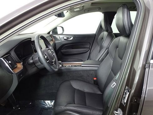 Used 2023 Volvo XC60 B5 Plus image 21