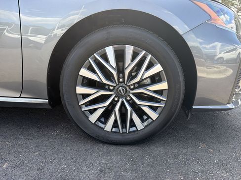 Used 2024 Nissan Altima 2.5 SV FWD image 13