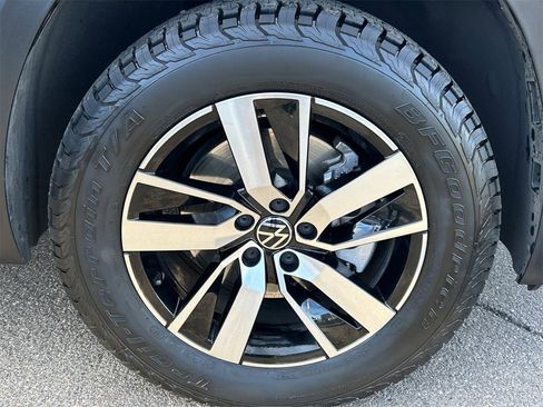 Certified 2023 Volkswagen Atlas SE image 6