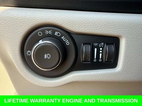 Used 2024 Chrysler Pacifica Touring-L FWD image 33