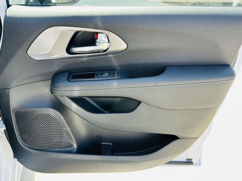 New 2026 Chrysler Pacifica Select w/ Quick Order Package 2EV image 34