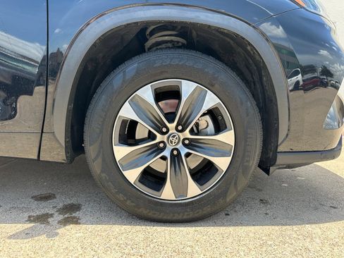 Used 2022 Toyota Highlander XLE FWD image 9
