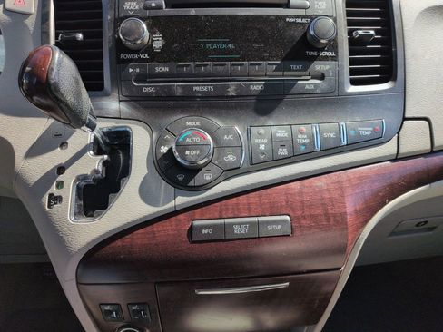 Used 2013 Toyota Sienna XLE image 18