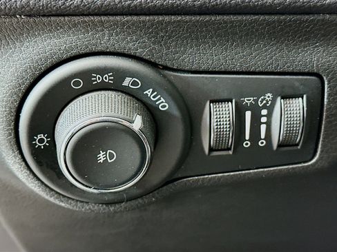 Used 2018 Jeep Compass Latitude w/ Popular Equipment Group image 16