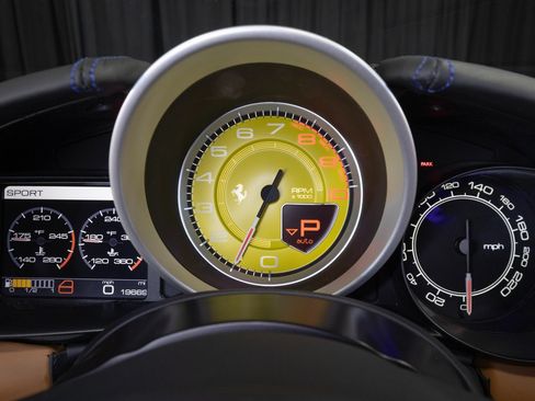 Used 2017 Ferrari California T RWD image 28