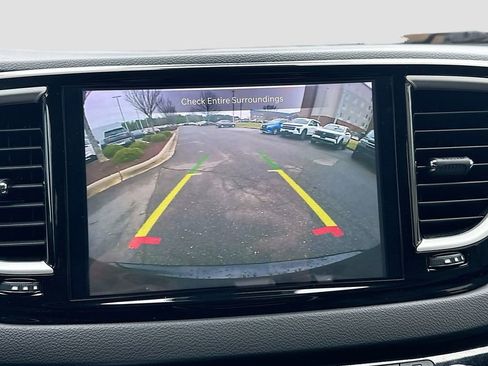 Used 2024 Chrysler Pacifica Touring-L image 13