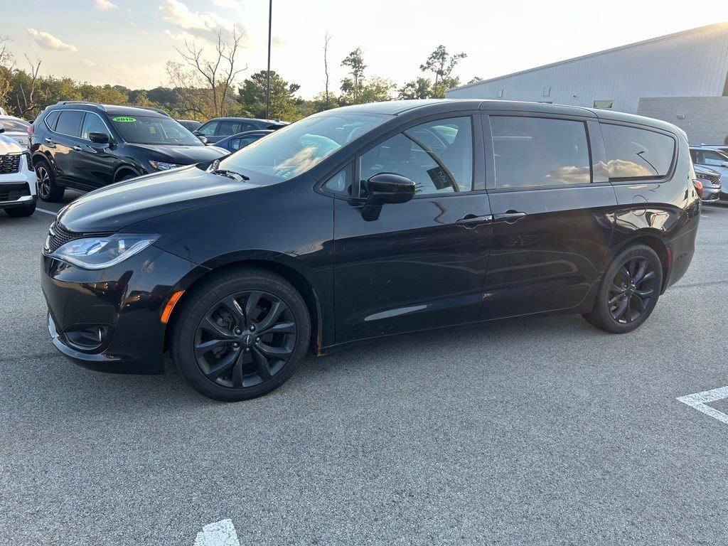 Used 2019 Chrysler Pacifica Touring Plus w/ S Appearance Package FWD image 3