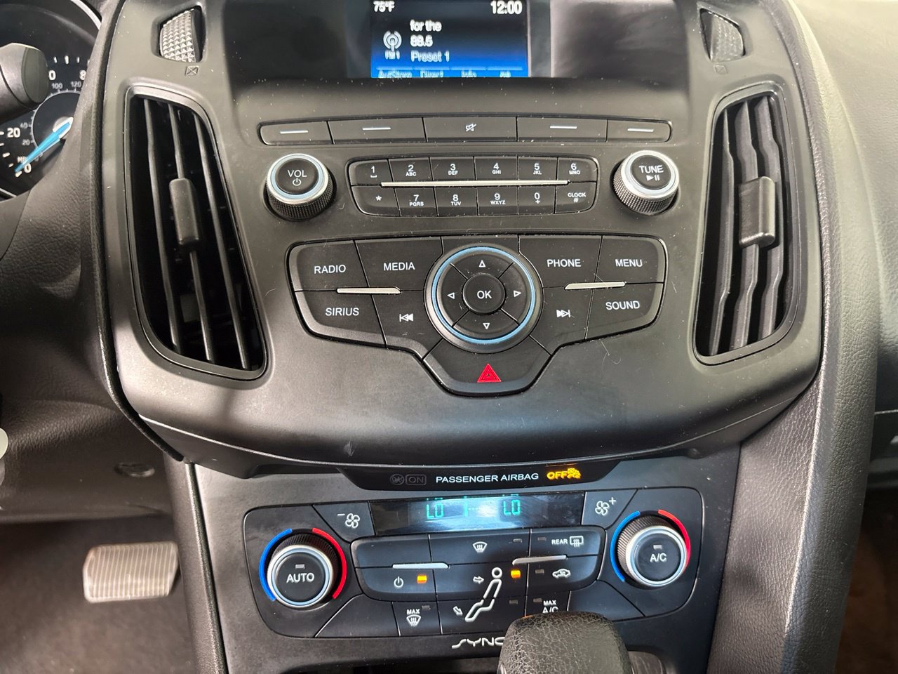 Used 2018 Ford Focus SE w/ SE Appearance Package FWD image 19