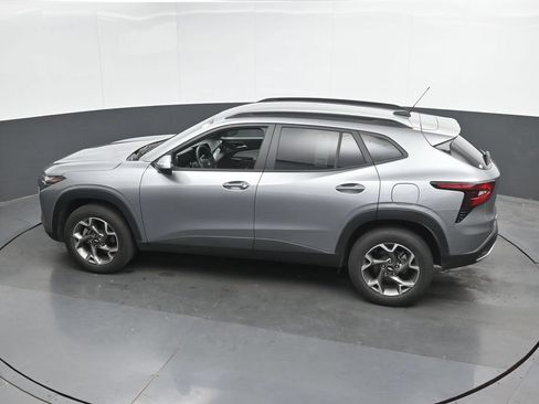Used 2025 Chevrolet Trax LT w/ LT Convenience Package FWD image 35
