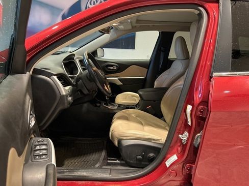 Used 2017 Jeep Cherokee Limited image 16