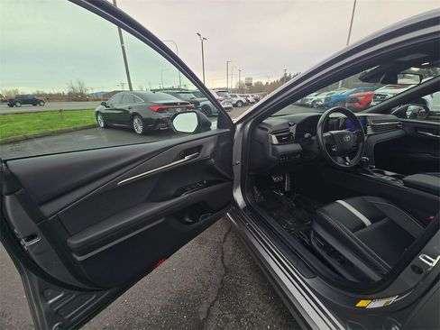 Used 2025 Toyota Camry SE image 14