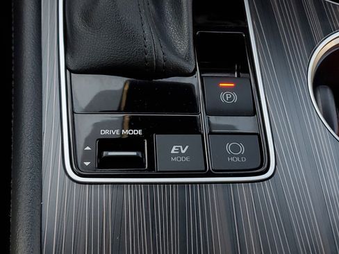 Used 2024 Toyota Sienna Limited image 27