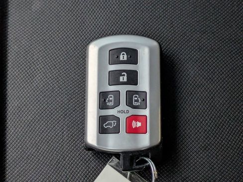 Used 2020 Toyota Sienna XLE image 31