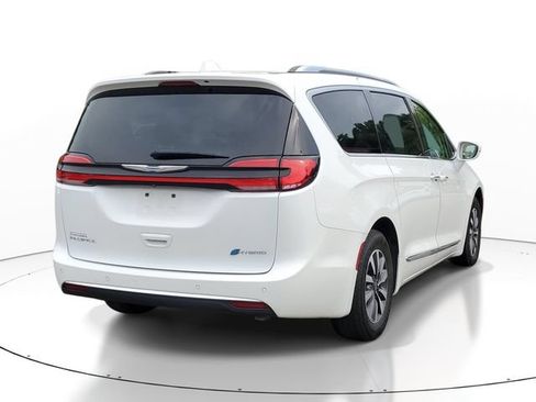 Used 2021 Chrysler Pacifica Limited w/ Uconnect Theater Family Group FWD image 4