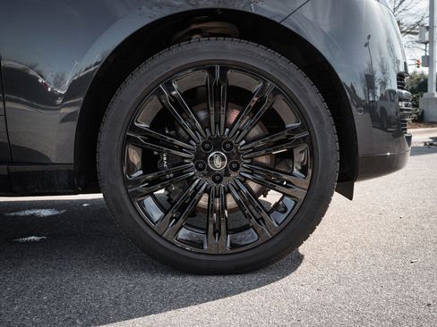 Used 2025 Land Rover Range Rover Long Wheelbase SE image 13