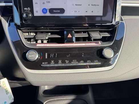 Used 2025 Toyota Corolla LE image 28