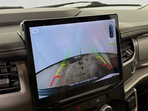 Used 2023 Ford Expedition XLT image 15