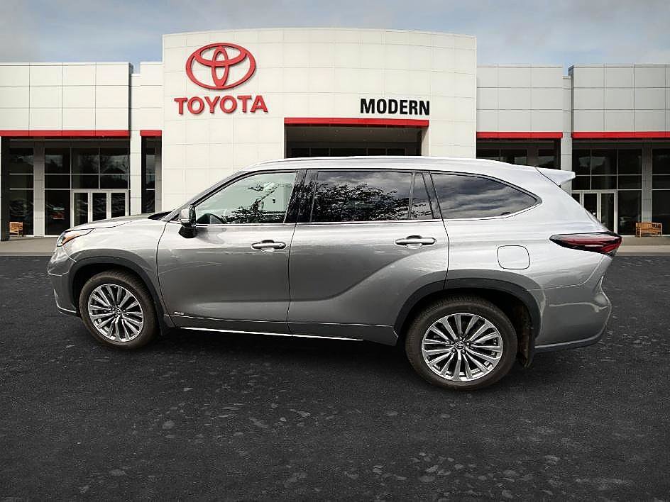 Used 2025 Toyota Highlander Limited AWD/4WD image 3