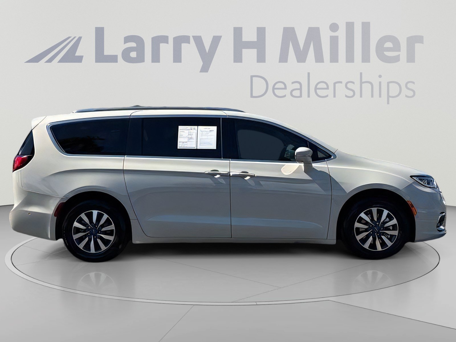 Used 2021 Chrysler Pacifica Touring-L w/ Uconnect Theater Family Group FWD image 7