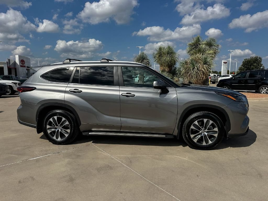 Certified 2025 Toyota Highlander XLE FWD image 2