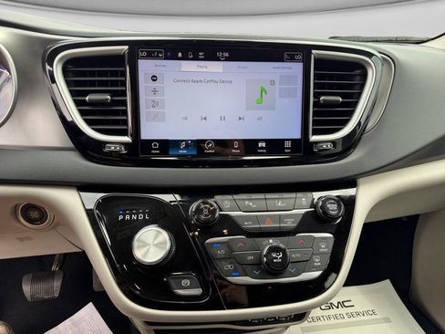 Used 2024 Chrysler Pacifica Touring-L FWD image 25