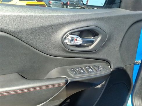 Used 2019 Jeep Cherokee Trailhawk w/ Cold Weather Group image 10