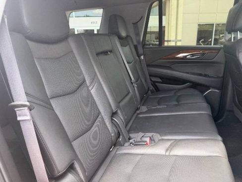 Used 2016 Cadillac Escalade Luxury AWD/4WD image 16