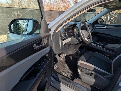 Used 2025 Volkswagen Atlas Peak Edition SE image 30