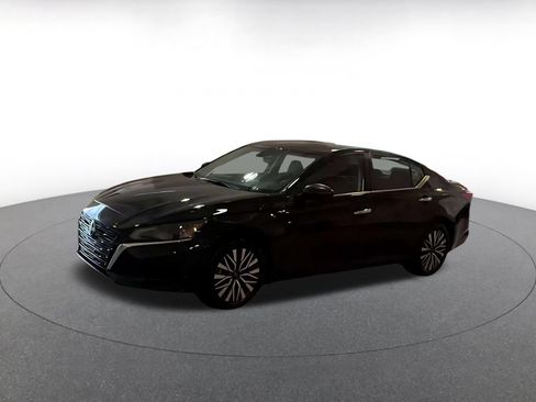 Used 2025 Nissan Altima 2.5 SV FWD image 3