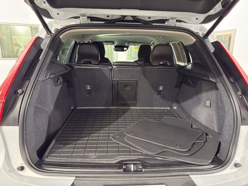 Used 2020 Volvo XC40 T4 Momentum image 10