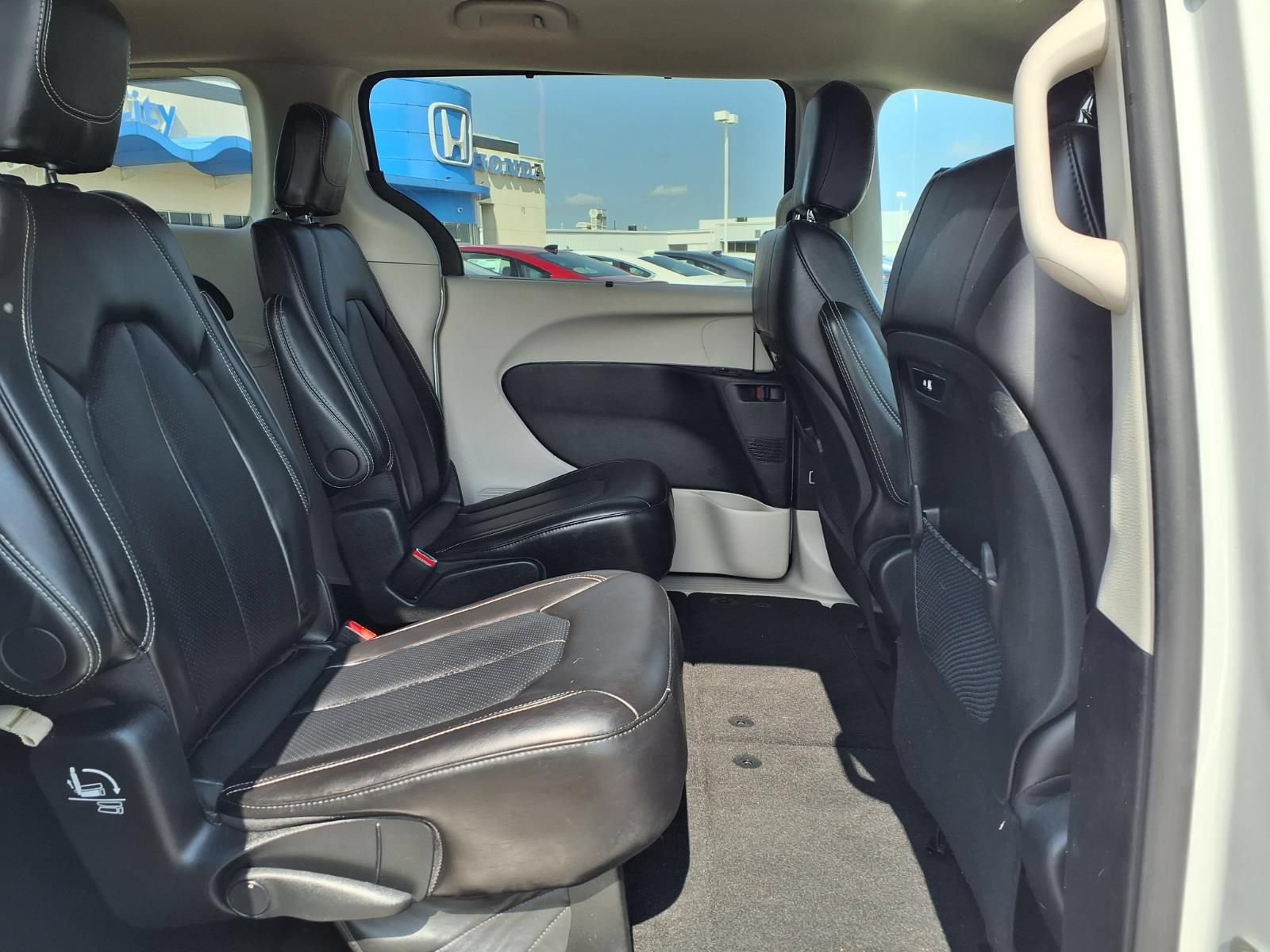 Used 2024 Chrysler Pacifica Touring-L FWD image 15