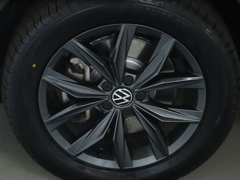 Certified 2022 Volkswagen Tiguan SE w/ Panoramic Sunroof Package image 40