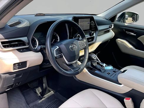 Used 2024 Toyota Highlander XLE AWD/4WD image 18