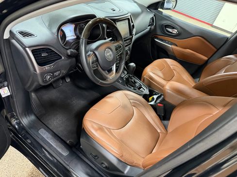 Used 2019 Jeep Cherokee Overland w/ Technology Group image 30