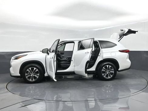 Used 2023 Toyota Highlander XLE FWD image 65