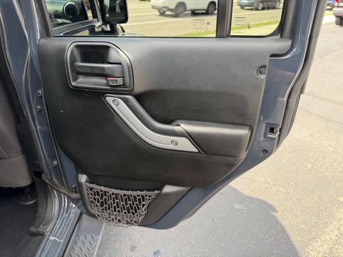 Used 2017 Jeep Wrangler Unlimited Sahara w/ Connectivity Group AWD/4WD image 18