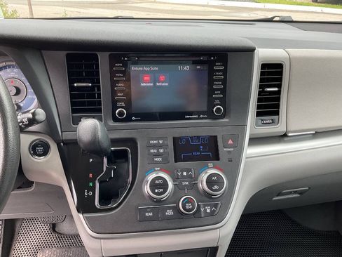 Used 2020 Toyota Sienna LE w/ LE Preferred Package FWD image 23