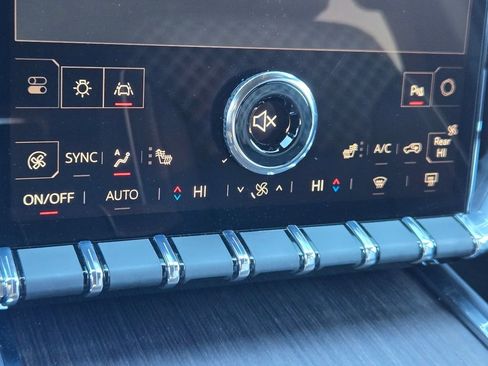 Used 2025 GMC Acadia Denali image 31